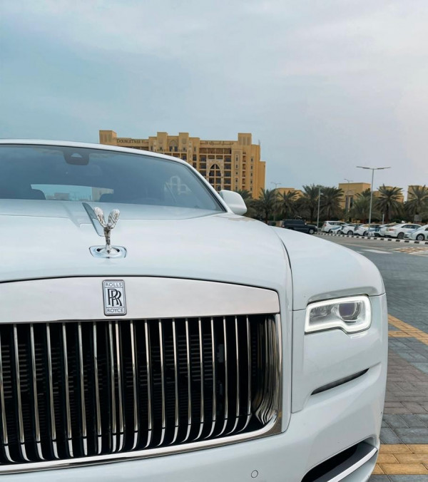 أبيض Rolls Royce Dawn, 2018 للإيجار في دبي 0