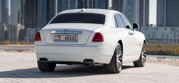 أبيض Rolls Royce Ghost, 2019 للإيجار في دبي 0