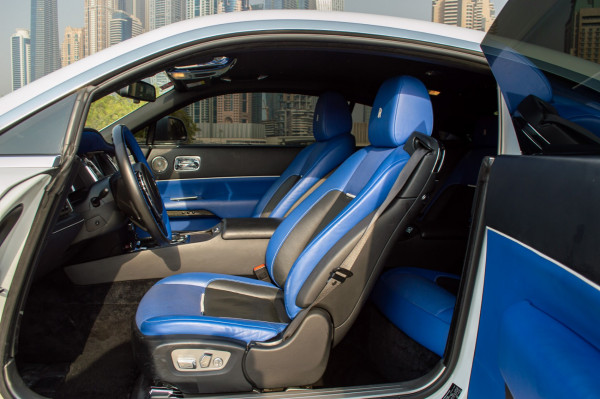 Blanc Rolls Royce Wraith- BLACK BADGE, 2020 à louer à Dubaï 5