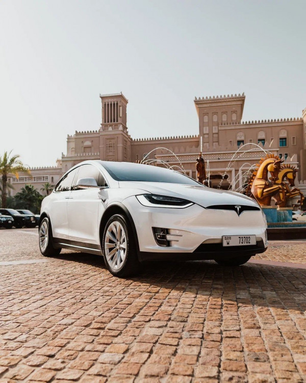 أبيض Tesla Model X, 2021 للإيجار في دبي 0