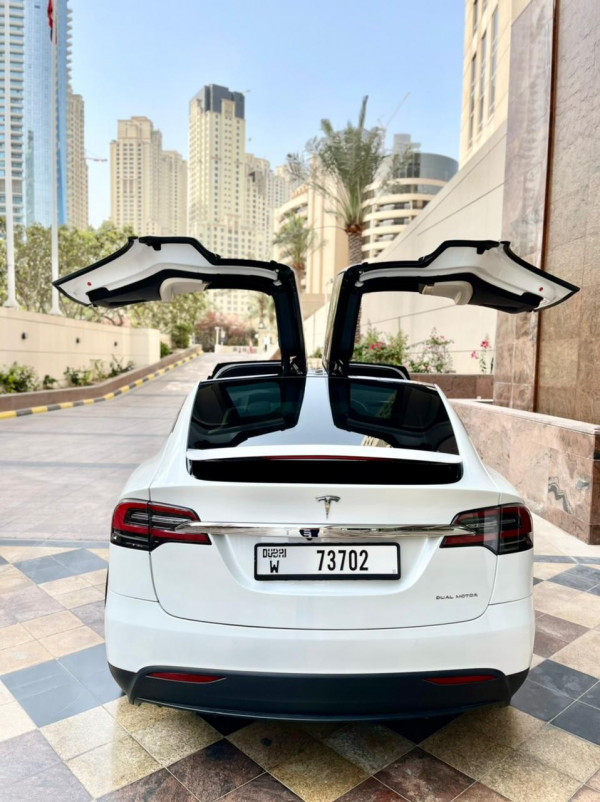 أبيض Tesla Model X, 2021 للإيجار في دبي 3