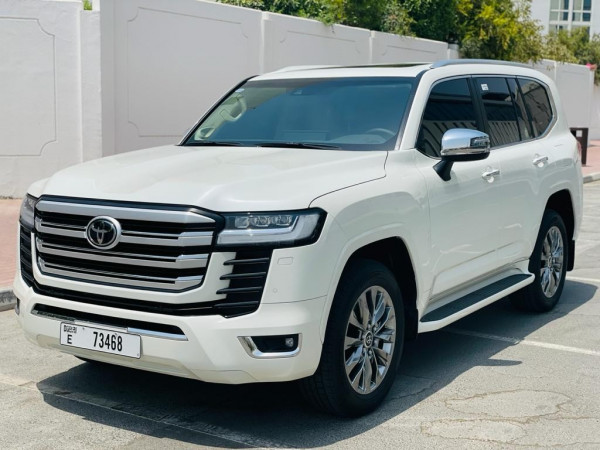 أبيض Toyota Land Cruiser 300, 2021 للإيجار في دبي 1