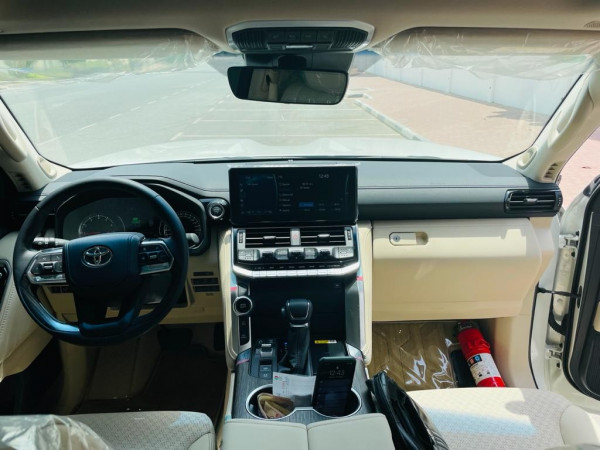 白色 Toyota Land Cruiser 300, 2021 迪拜汽车租凭 2