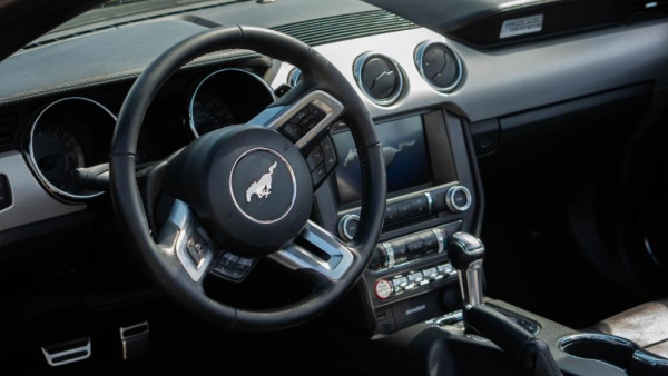 Jaune Ford Mustang GT convert., 2017 à louer à Dubaï 4