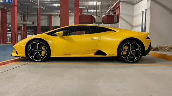 Jaune Lamborghini Evo, 2021 à louer à Dubaï 3