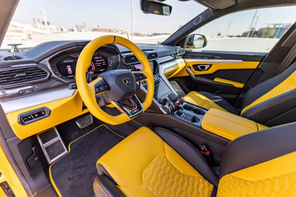 Jaune Lamborghini Urus, 2021 à louer à Dubaï 3