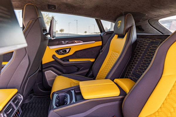 Jaune Lamborghini Urus, 2021 à louer à Dubaï 4