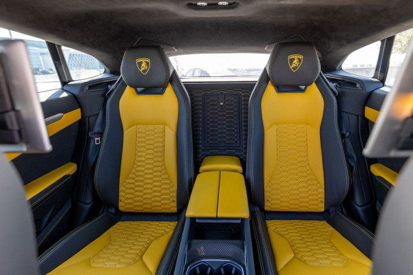 Jaune Lamborghini Urus, 2021 à louer à Dubaï 5