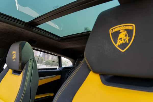 Jaune Lamborghini Urus, 2021 à louer à Dubaï 2