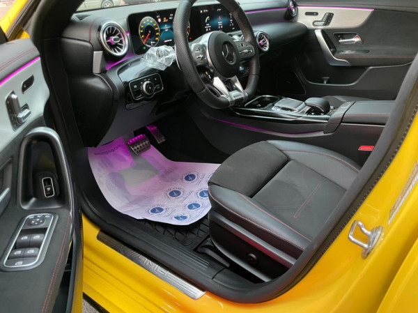 الأصفر Mercedes CLA 35AMG, 2021 للإيجار في دبي 1
