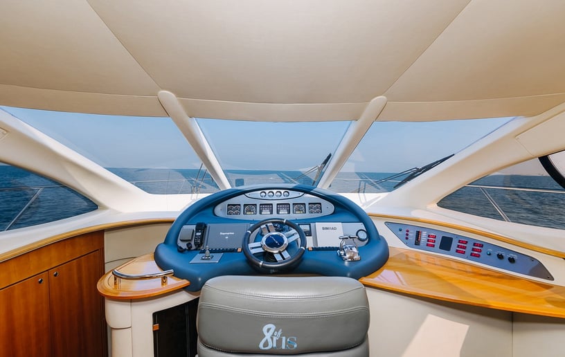 Motorboot Azimut 8ofUs 55 ft in Dubai Harbour te huur in Dubai 4