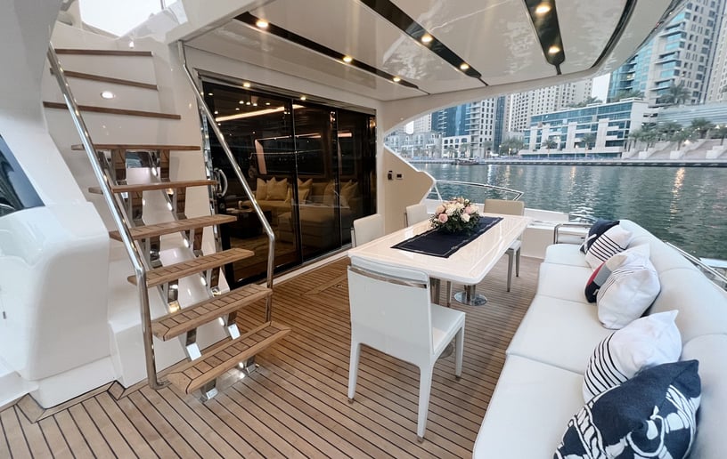 Aquitalia X32 75 pie Barco de motor en Dubai Marina para alquiler en Dubai