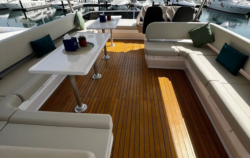 Motorboot Sky Walker Aura 62 ft in Dubai Harbour te huur in Dubai