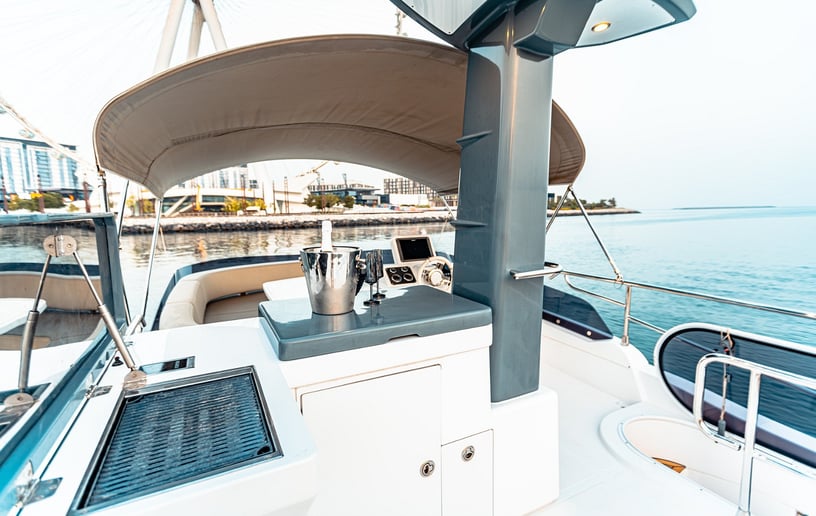 Motorboot Azimut Magellano 43 ft in Dubai Marina te huur in Dubai