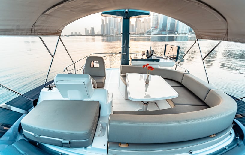 Motorboot Azimut Magellano 43 ft in Dubai Marina te huur in Dubai