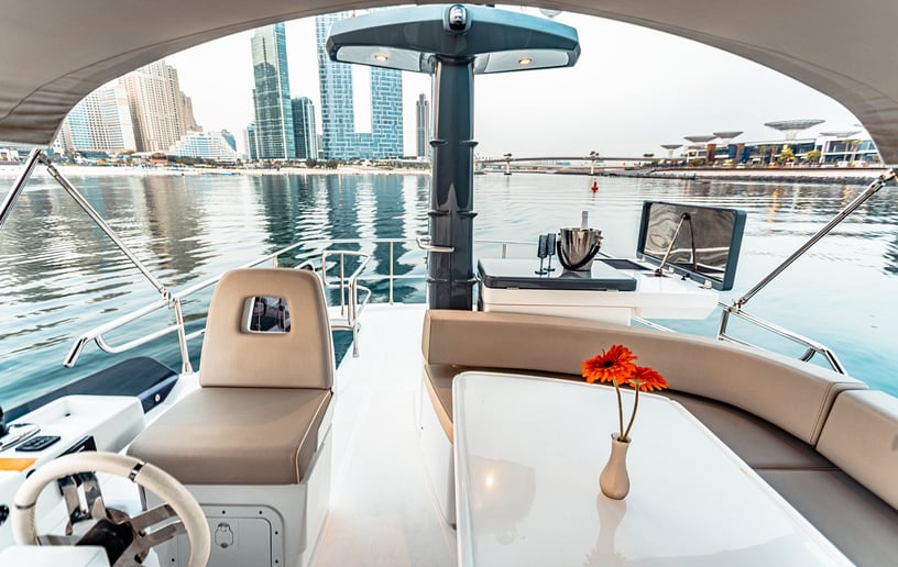 Motorboot Azimut Magellano 43 ft in Dubai Marina te huur in Dubai