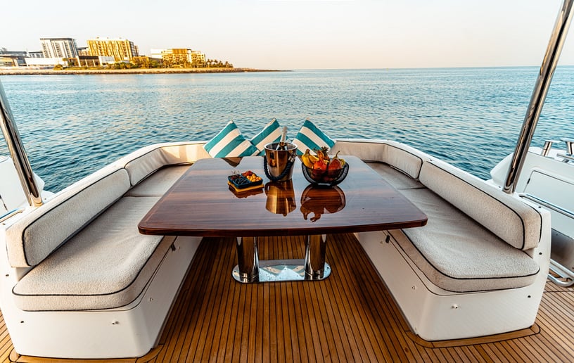 Motorboot Azimut Magellano 66 ft in Dubai Marina te huur in Dubai