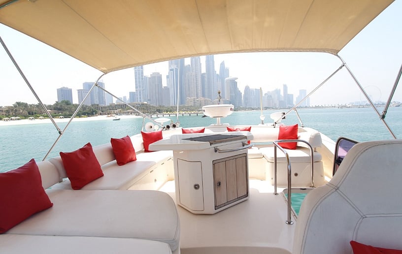 Azimut X7 48 piede Barca a motore a Dubai Marina in affitto a Dubai