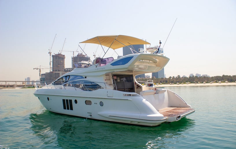 Azimut X7 48 piede Barca a motore a Dubai Marina in affitto a Dubai