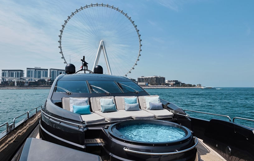 Sunseeker Predator EYE 108 piede Barca a motore a Dubai Harbour in affitto a Dubai