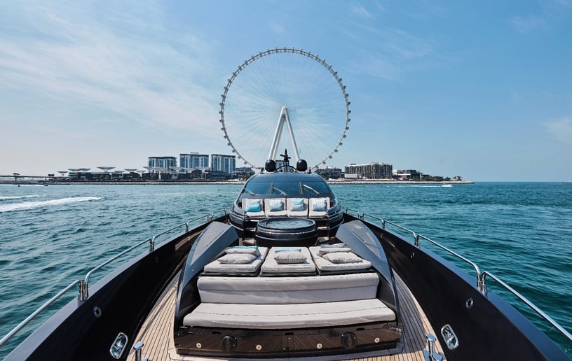 Sunseeker Predator EYE 108 pie Barco de motor en Dubai Harbour para alquiler en Dubai