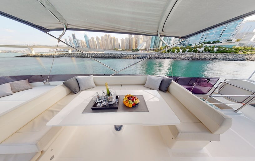 Motorboot Ferretti 67 ft in Dubai Harbour te huur in Dubai 8