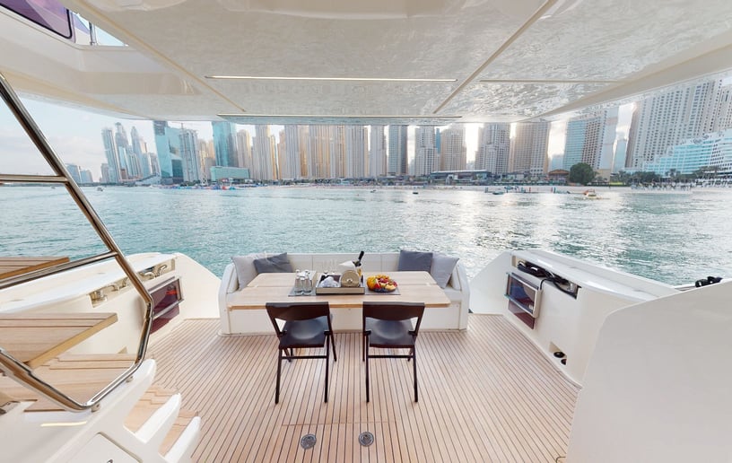 Motorboot Ferretti 67 ft in Dubai Harbour te huur in Dubai 16