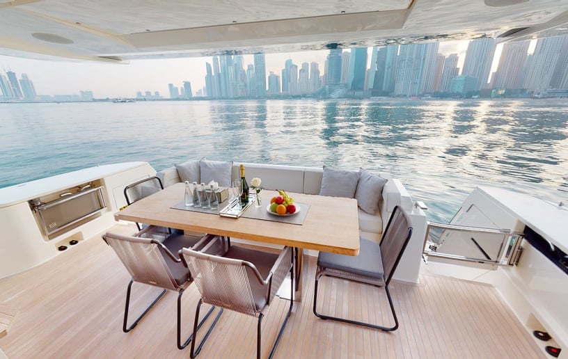 Motorboot Ferretti 78 ft in Dubai Harbour te huur in Dubai