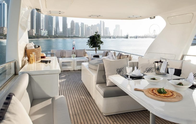 Haigan Jacuzzi 90 piede Barca a motore a Dubai Marina in affitto a Dubai