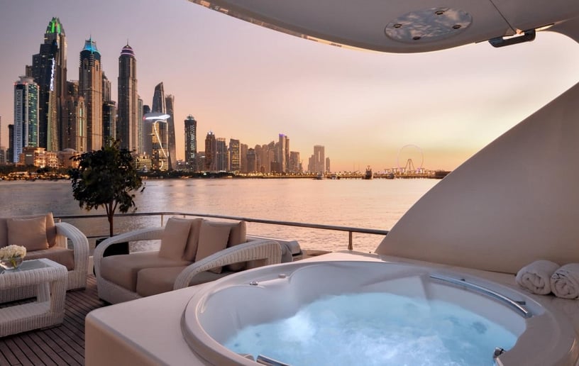 إيجار Haigan Jacuzzi 90 قدم زورق قوي فيDubai Marina في دبي