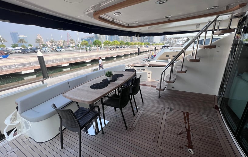 Fairline Liberty 80 piede Barca a motore a Dubai Harbour in affitto a Dubai