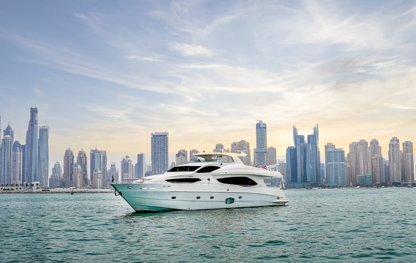 Majesty with Jacuzzi RS 101 Fuß Motorboot in Dubai Harbour  zur Miete in Dubai