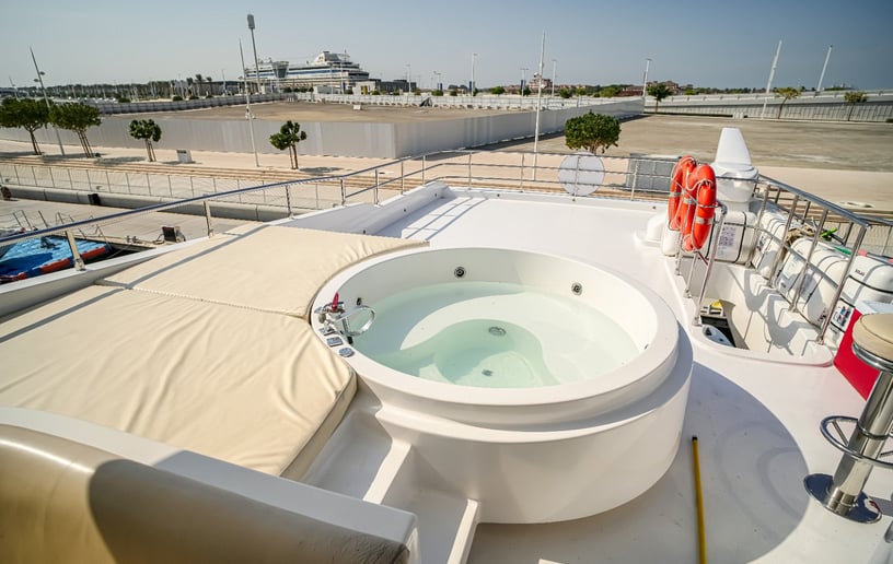 Majesty with Jacuzzi RS 101 Fuß Motorboot in Dubai Harbour  zur Miete in Dubai