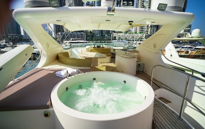 Majesty with Jacuzzi 88 pied Bateau à moteur à Dubai Harbour à louer à Dubai