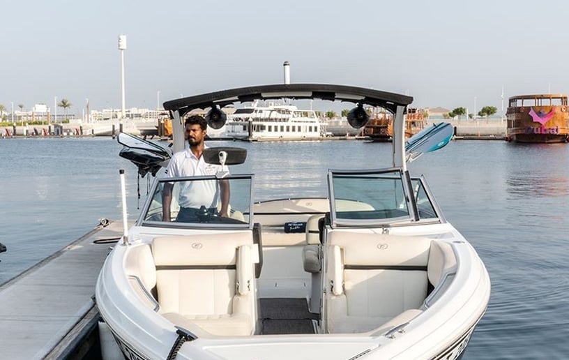 Motorboot Cobalt Mavic 28 ft in Dubai Marina te huur in Dubai