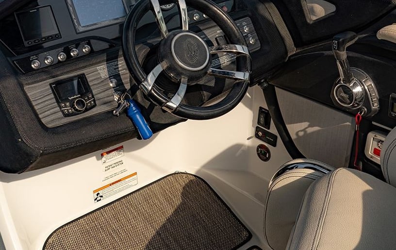 Motorboot Cobalt Mavic 28 ft in Dubai Marina te huur in Dubai