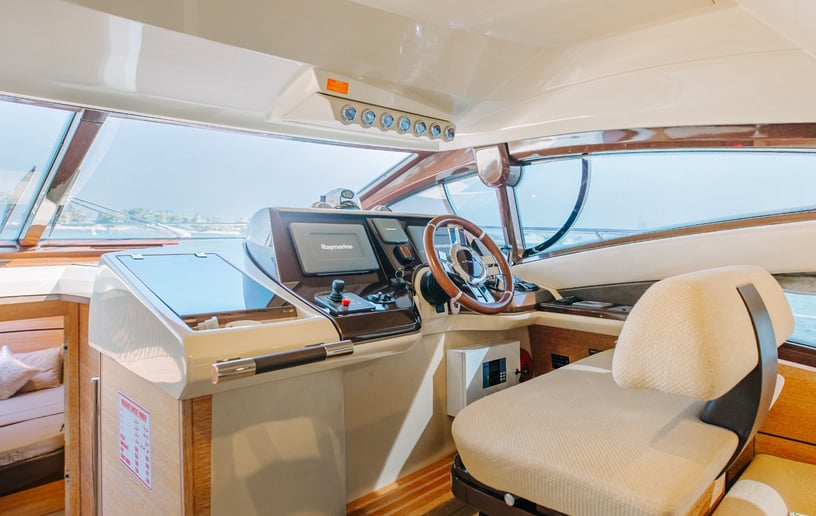 Motorboot Azimut No Regrets 48 ft in Dubai Harbour te huur in Dubai