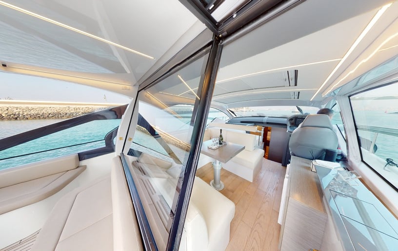 Motorboot Pershing 5X Pearl White 52 ft in Dubai Harbour te huur in Dubai