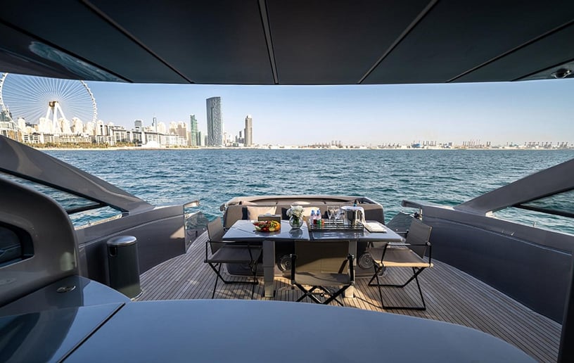 在迪拜 租 Pershing 70 英尺 动力船 在Dubai Harbour 2