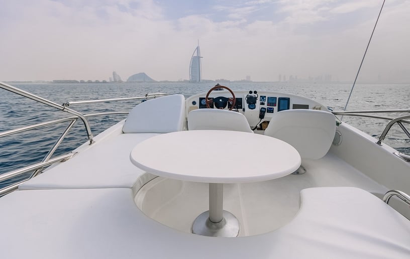 Motorboot Jeanneau Prestige 32 ft in Dubai Marina te huur in Dubai