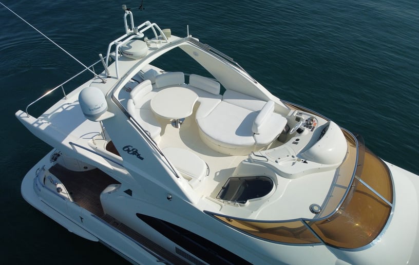 Motorboot Azimut Princess 68 ft in Dubai Harbour te huur in Dubai 1