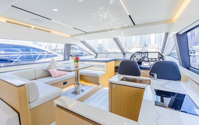 Sky Walker Fin 52 pie Barco de motor en Dubai Harbour para alquiler en Dubai