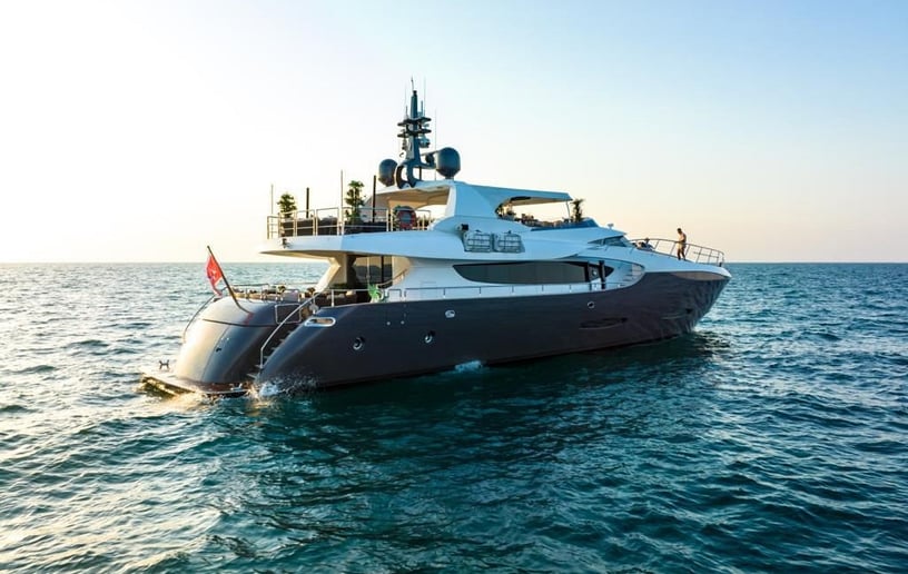 Nedship Tatti 110 Fuß Motorboot in Dubai Harbour  zur Miete in Dubai