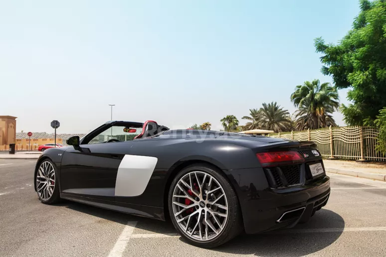 Dubai'de kiralık Audi R8 V10 Spyder (Siyah), 2018