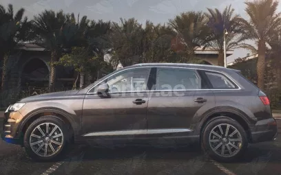 Audi Q7 (Gold), 2016 zur Miete in Dubai