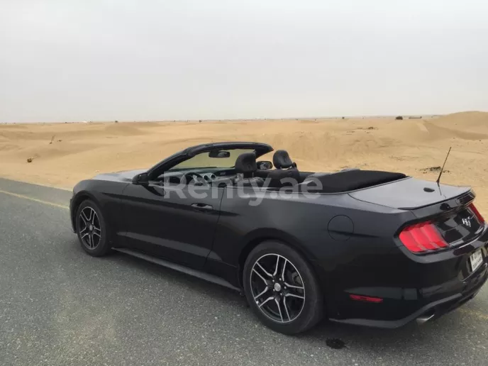 Ford Mustang Convertible (Schwarz), 2018  zur Miete in Dubai