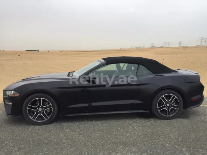 Ford Mustang Convertible (Schwarz), 2018  zur Miete in Dubai