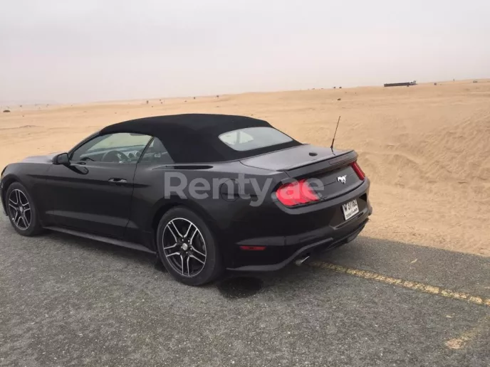 Ford Mustang Convertible (Schwarz), 2018  zur Miete in Dubai