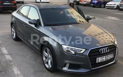 Audi A3 (Blanco), 2018 para alquiler en Dub&aacute;i