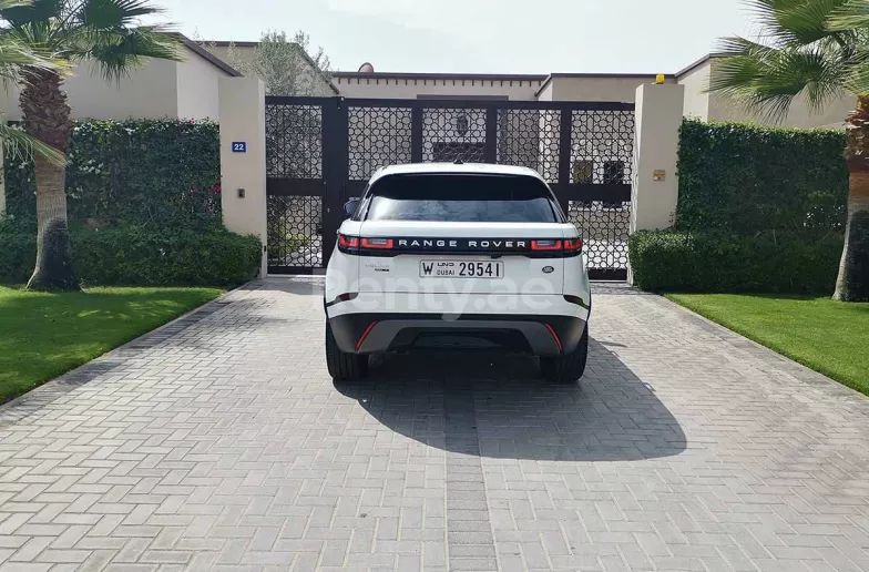 Range Rover Velar (Белый), 2019 для аренды в Дубай